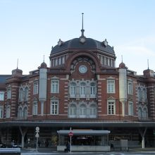 丸の内南口。ほぼ正面から。