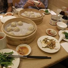 小龍包とシェアした炒め物