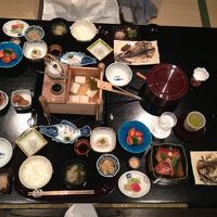 朝食。昨晩のキンメしゃぶの残ったカマの煮付け。激ウマ。