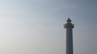 白い灯台がそびえています