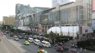 週末は広場でイベントを開催