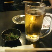 お通しとビールの様子
