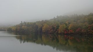 小さく静謐な湖