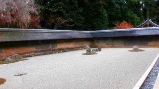 石庭が広く、土が綺麗です。