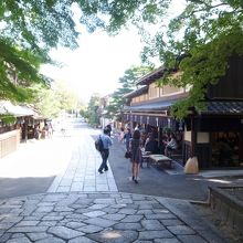 今宮神社門前には、道を挟んであぶり餅のお店が２軒。