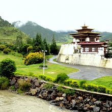 絵のような景色のプナカゾン