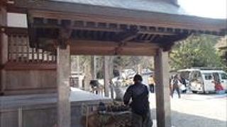 手水舎は、こじんまりとしていますが、参詣者が手や口を漱ぎ清める場所としては、十分です。