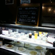 メニューの手書きも素敵。