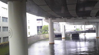 川とのコントラストがよい