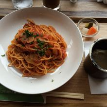 エビのトマトソースパスタ。550円。美味し。