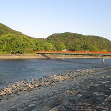 川の左右で流れが違う方向に By オオイ 京都府立宇治公園のクチコミ フォートラベル