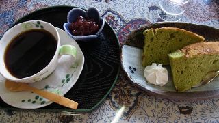 石臼で挽いたコーヒーを小豆で飲みます