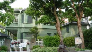 萌黄色のきれいな館