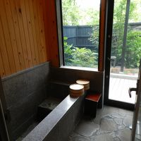 内湯もとても広く、お湯は温泉でした！