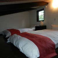 天井は低いですが、ベッドは広くて寝心地も良かったです