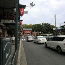 繁華街の突き当たりが神社なんです。