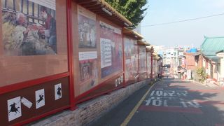 三国志の１６０の名場面のタイル画が、150メートルにわたって続きます