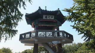 チャイナタウンの東側、旧日本人街の北側はの高い山（丘）にあります