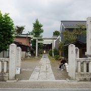 参道脇に神楽殿のような立派な建物