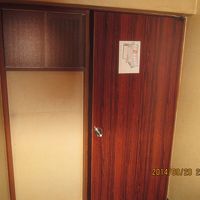 最初はいくつも　何度撮りなおしてもオーブが映る年季入ったドア