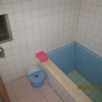 部屋のお風呂の浴槽はカビだらけで実質使えない