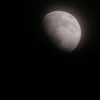 雲がうっすらかかった月