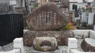 裏手の墓地に文豪山本有三の墓