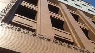 赤レンガに素焼き調の飾りが施されている歴史的建造物です。