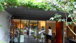 日本でも手に入るが，本場から買っていくのも一興，台湾水準でいうと高いが確かにおいしいパイナップルケーキ