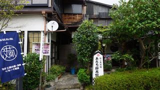 喜多川歌麿の肉筆画一枚と風俗を描いた浮世絵の一室