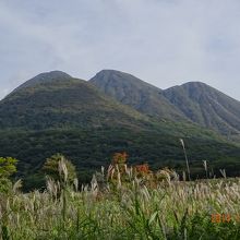 長者原の九重登山口から　三俣山遠景