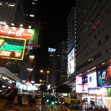 バスから見えるネオン