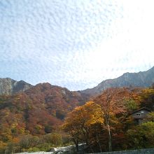 元谷から　三鈷峰方面の紅葉