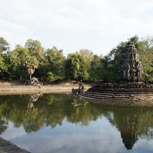 池に浮かぶ祠堂