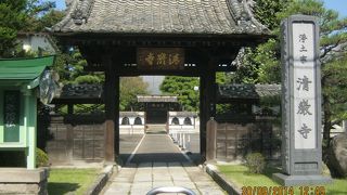 めずらしい鉄の塔婆があります。