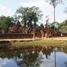 池に映る美しい遺跡