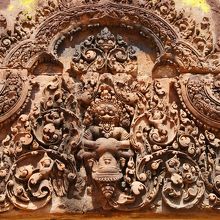 日に映えるレリーフ