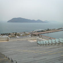 海側に細長く張り出しています。