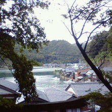 高台に上がると街並みや海岸線を眺められます。