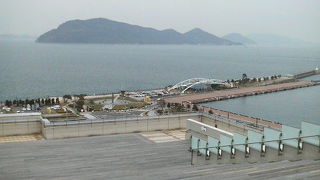 瀬戸内の海風の中でのんびり散歩できる防波堤