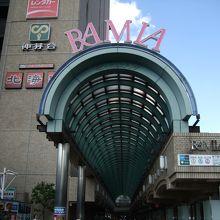 飯田橋駅改札から出て、そのまま橋を渡るとラムラの2階の入口