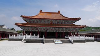 蓮池潭，左営駅にいちばん近い方，徒歩10分，大きな孔子廟だが，台北に比べると整然