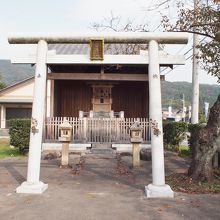 戦死者の霊を祀る御霊神社。合戦から３８０年後の建立です