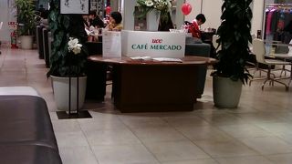 売り場の真ん中なので、ちょっと落ち着きません。