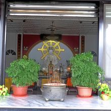 近くの山の上に大佛寺