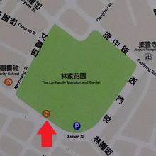 入口は裏側！！