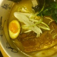 黒がついたメニューのラーメン