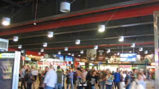 大きくてにぎやかです。