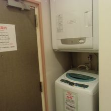 部屋に入ってすぐ左、洗濯機と乾燥機