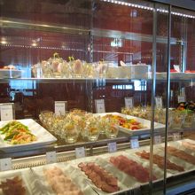 冷前菜はガラスケースの中にあります 
